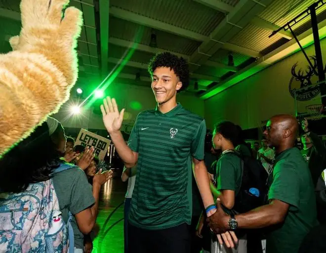 字母哥交易官宣,雄鹿裁旧迎新阵落定