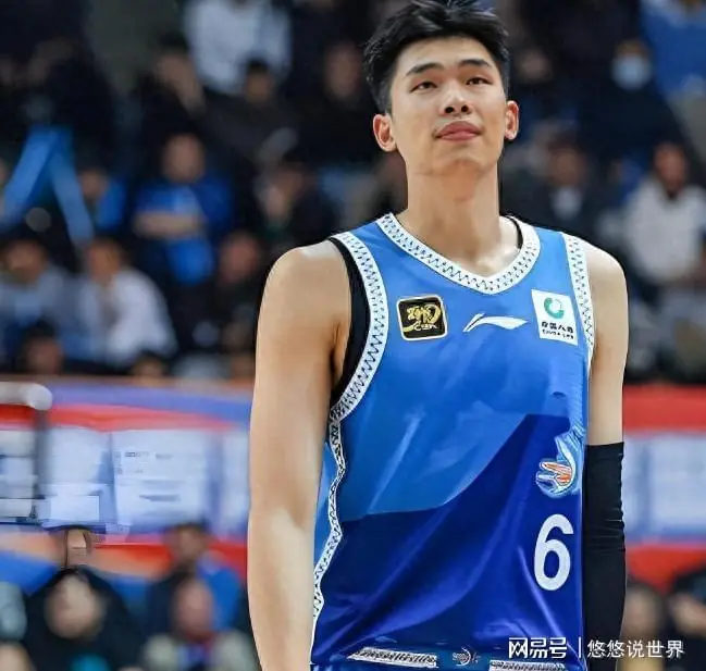 老婆是清华学霸，岳父是央视名嘴，26岁男篮球星携妻到美国特训
