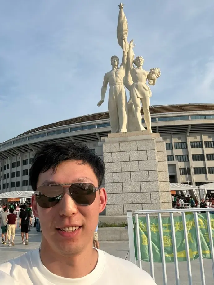 足篮联动！周琦支持同城球队：三里屯国安打卡！