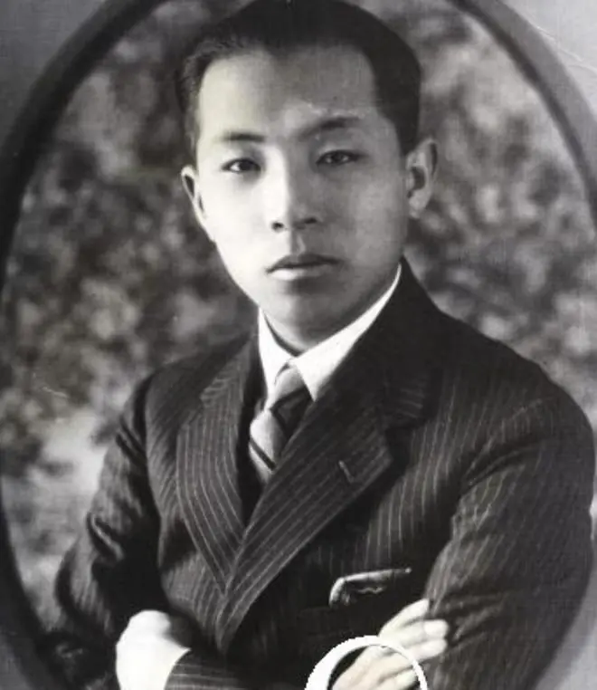 1993年张学良第一次见到冯巩，手里的佛珠猛地滑脱在地，片刻才颤巍巍开口：“你莫不是冯国璋的后代？”得到证实后，他两行老泪无声滑落