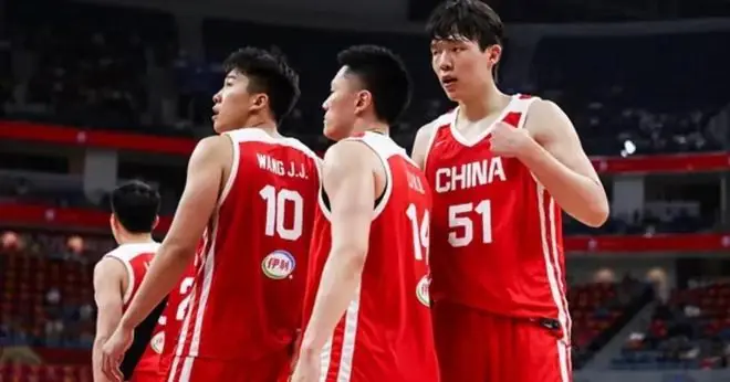 中国男篮大名单出炉！听听各媒体专家咋说的，苏群点评一针见血