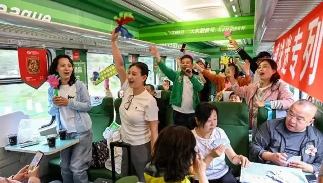 专列变身“第二主场” 沈铁护航球迷畅行无忧