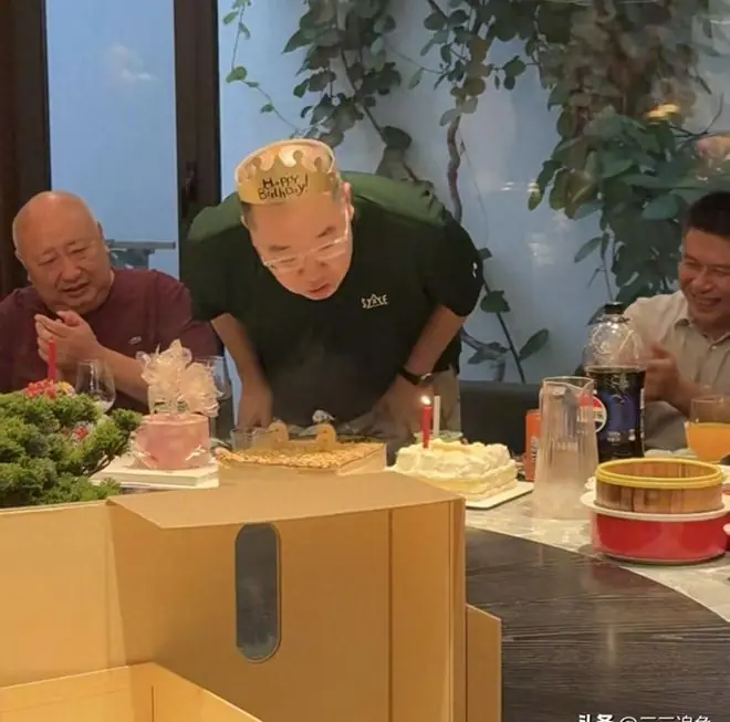 英达66岁大寿，儿子女儿陪伴左右，干孙女也到场了，梁欢未露面