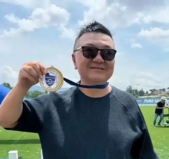 带领国足小将成功夺冠的董路，在拿到千万赞助后，终于不装了！
