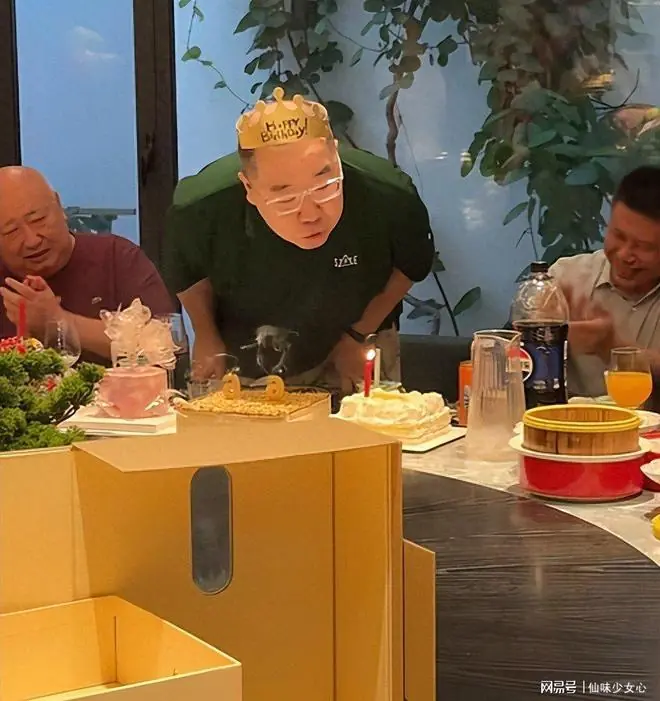 66岁英达低调庆生，57岁梁欢疑似到场，大儿子未带孙子