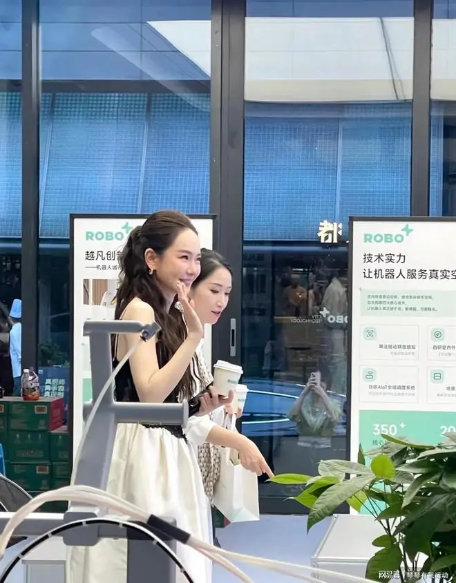 戚薇回成都现身交子大道，生图状态太能打，真人又美又飒