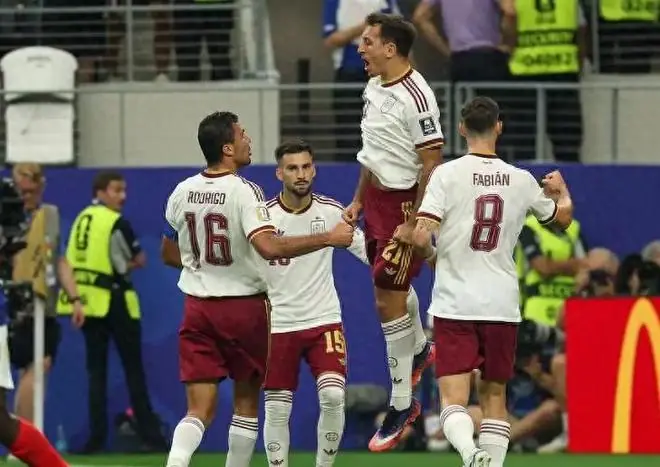 2-0爆冷！世界杯戏剧性一夜，法国惨遭三连杀，高卢雄鸡遗憾出局