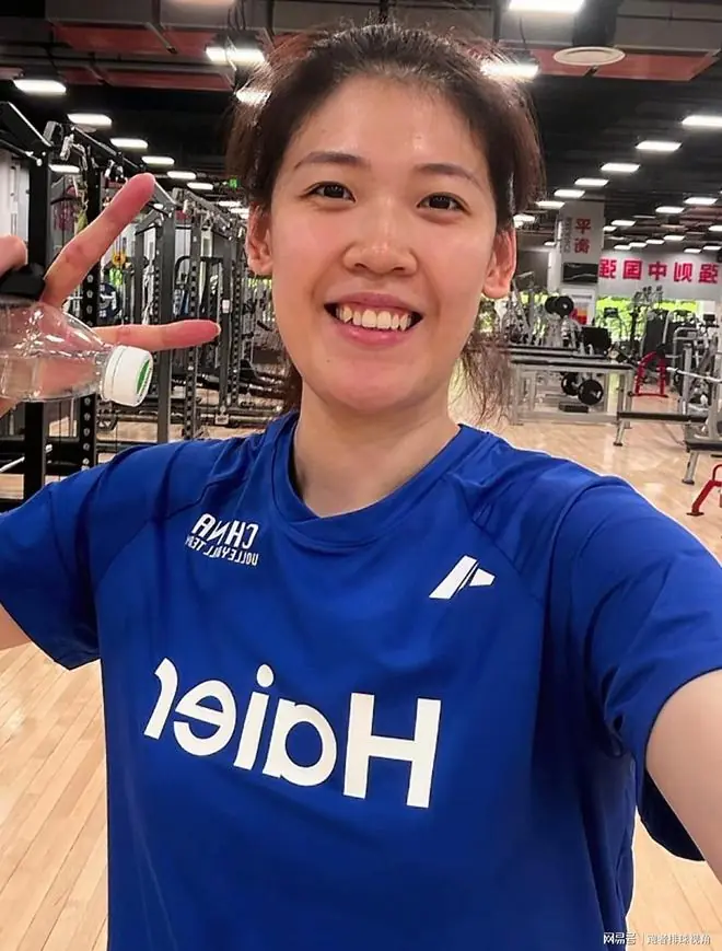 两大国手陪练，李盈莹完成暴扣，弹跳能力出众，将补足女排短板