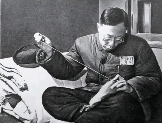 1950年，溥仪听到出兵朝鲜后，当场撕开棉衣取出一物：我自愿上交