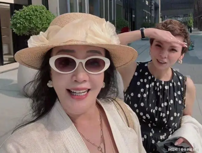 炎炎夏日兰姐带玥儿逛街，洋洋总携女同游三里屯