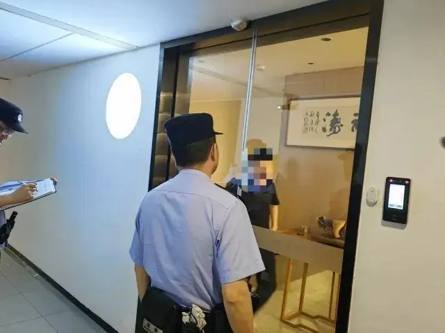 9人被一锅端！在茶室里开设深夜赌场，单局赌资高达千元，杭州警方查获大量赌具及筹码，多人有相关前科