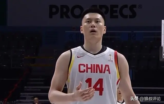 男篮生死战站出来！李弘权关键5分献17+4+4强硬对抗怼翻胡珑贸