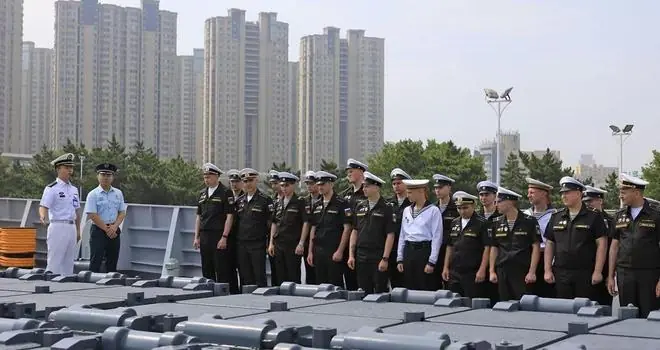 站在052D军舰的垂直发射装置前，俄罗斯海军没有一个笑得出来的！
