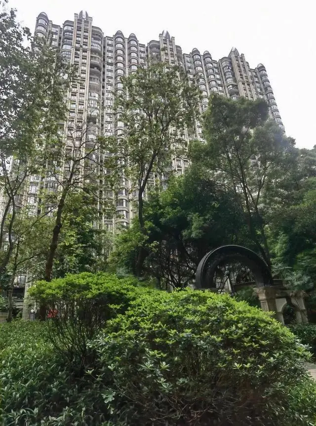 广州楼市开始离谱了！天河区珠江新城板块从12万变成8.4万