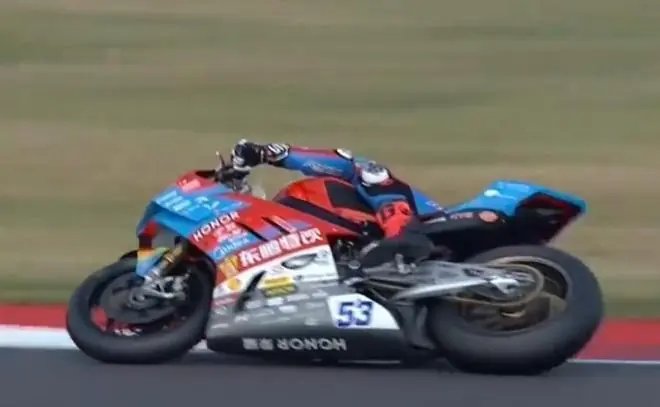 时隔1个月重新回归！WSBK英国站：德比斯三段刷橙获排位赛第7