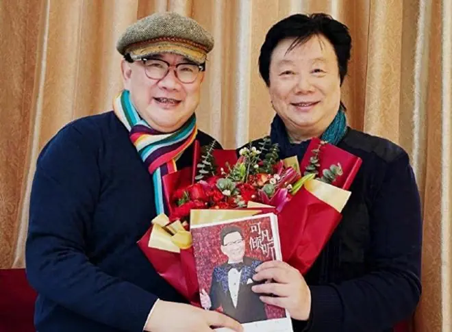 他是上海著名主持，我们熟悉的申城第一名嘴，如今退休定居澳洲
