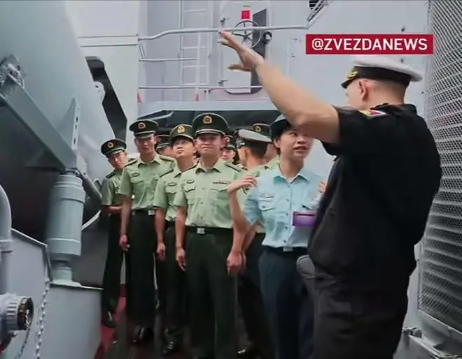 解放军参观瓦良格巡洋舰，这表情管理亮了！