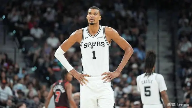 文班亚马为球队主动降薪续约，NBA专家直言此举开恶劣先例
