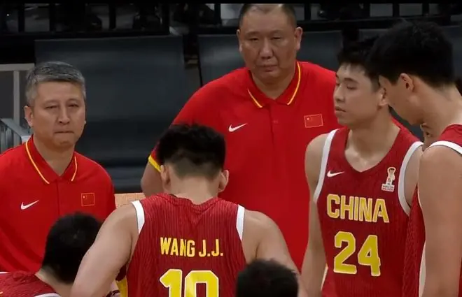 中国男篮19分惨败给日本，胡金秋15+4贺希宁12分，高诗岩表现糟糕
