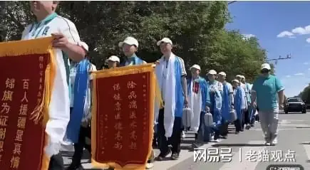 韩红百人援蒙义诊排场引热议！列队迎送网友调侃：只差一辆检阅车