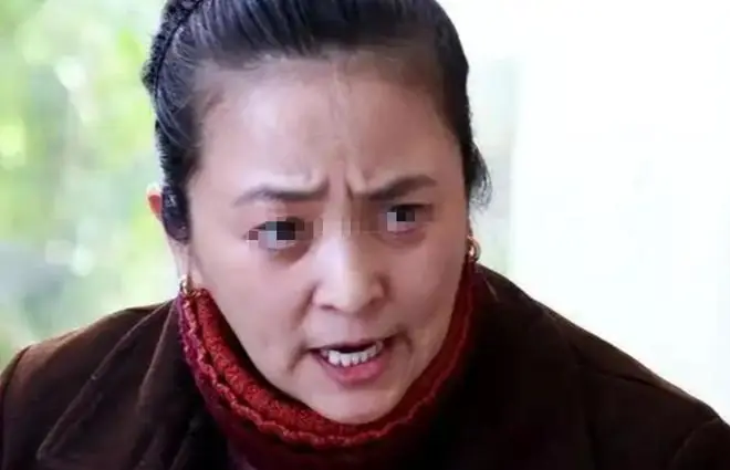 男子家中总有煤气味道，查不出源头要搬走，搬家那天对门慌了