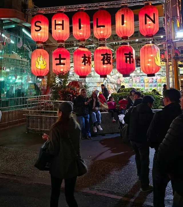 夜市当众“活春宫”！夫妻双双获刑25天，公共场合真不是你家卧室