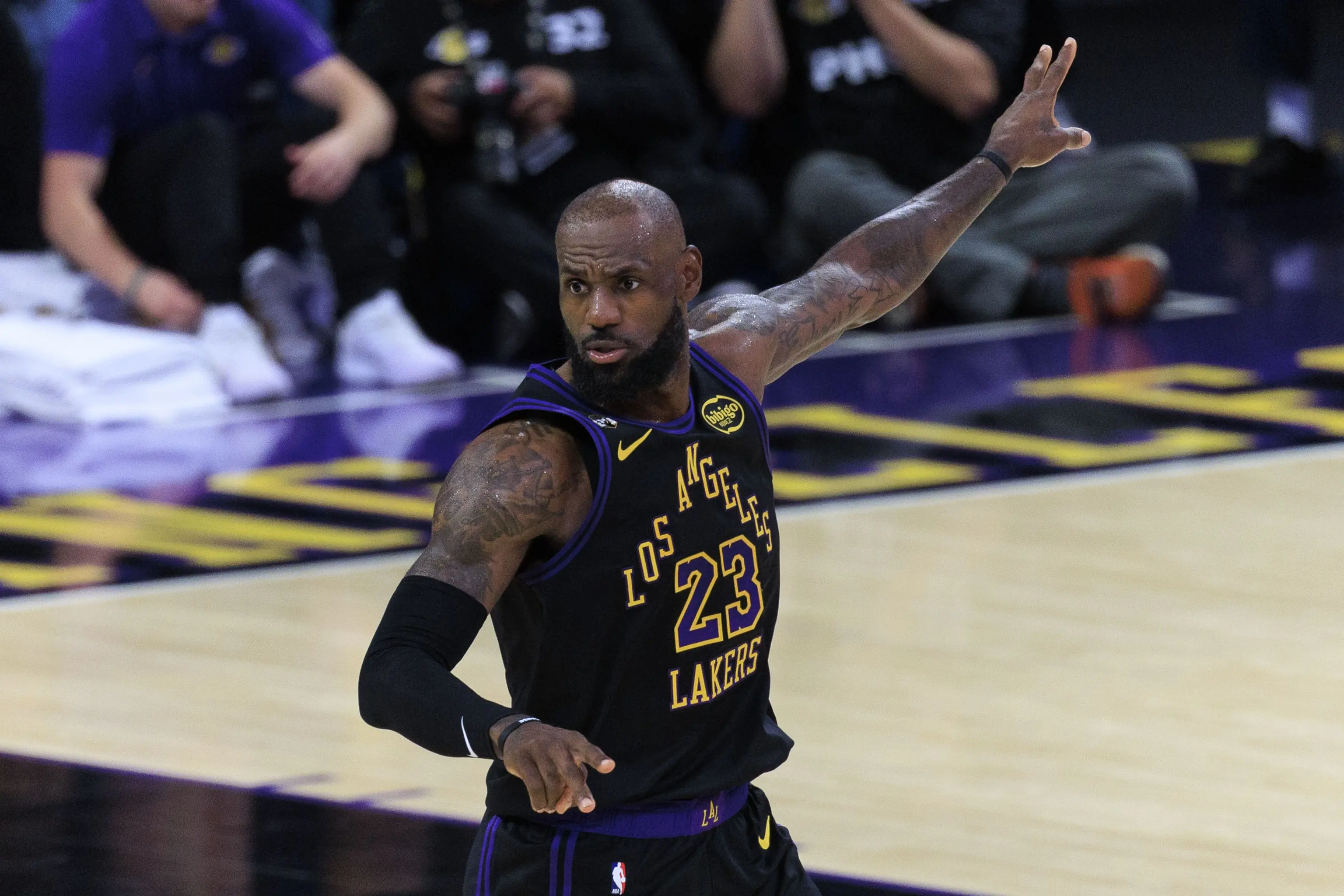 绝对的焦点！湖记：自由市场开启3个多小时 ESPN都在聊詹姆斯