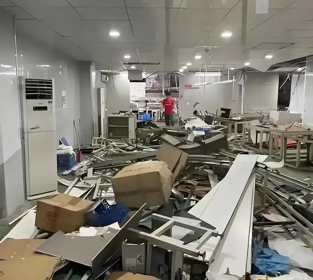 深圳大厂倒闭,950人三天失业,中年打工人的天塌了?