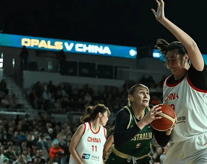 中国女篮2分惜败澳洲！张子宇狂砍28+10+1+4，球迷：李梦张茹回归