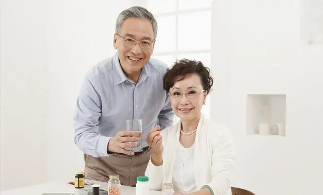 65岁大爷的睿智养老:不雇保姆不住养老院,而是找个年轻老伴伺候