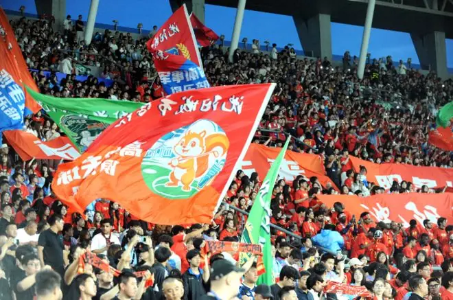感受“中国足球福地”的亲情、热情和火爆！哈尔滨队球迷期待“‘东北超’沈阳行”