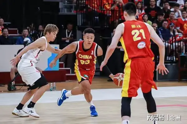 杨毅：中国足球比篮球有希望！网友：他俩加上A股 毫无希望铁三角