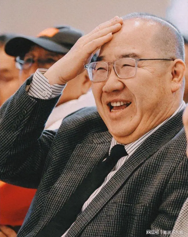 英达一家四口新露面！梁欢容貌大变，电了头发，英如镝兄妹发胖了