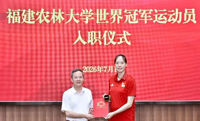 恭喜！31岁中国女排世界冠军入职大学：一代女神谢幕，郎平助她跃升