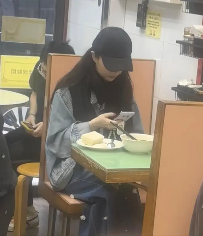 38岁刘亦菲素颜现身香港吃美食，自拍时被人抓包，尴尬瞪眼好可爱