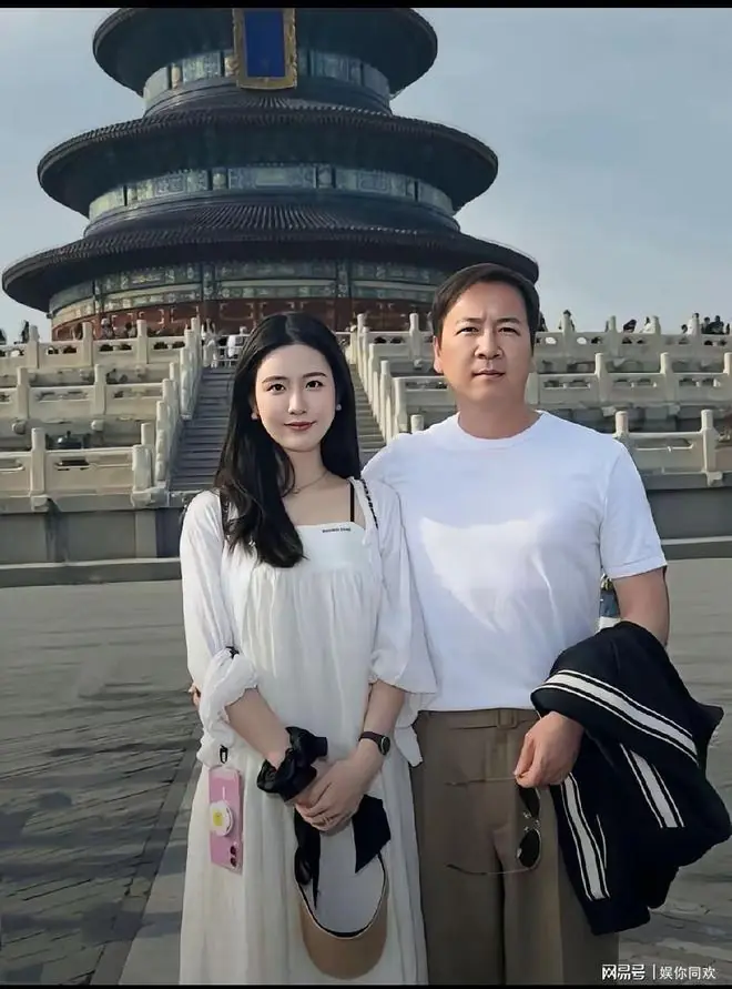 赖文峰与楚玲合影，赖文峰比女方大20余岁，却完全看不出年龄差