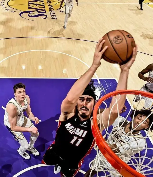 卡梅伦-卡尔26分8板1助 NBA洛杉矶湖人93-91险胜迈阿密热火
