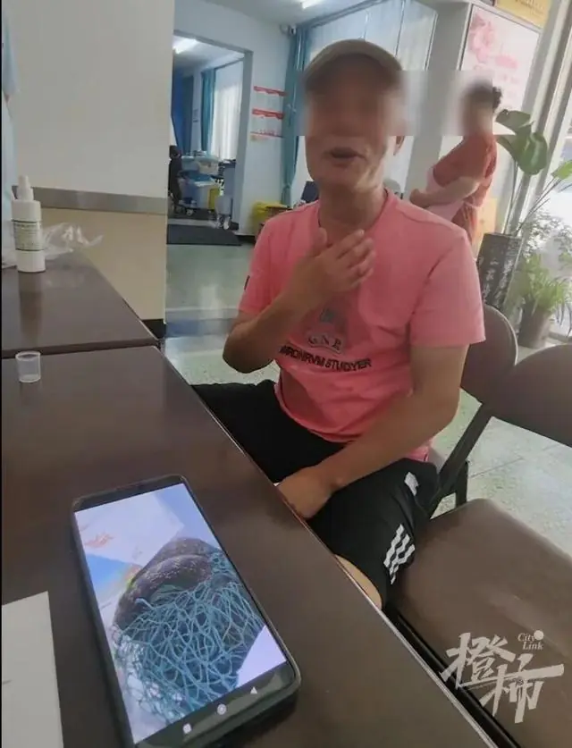 现代版的“农夫与蛇”！大伯好心解救被困大蛇，反遭“锁喉”，情急下剪断大蛇满口锯齿才脱险：非常顽固，咬住脖子后，再也不松口