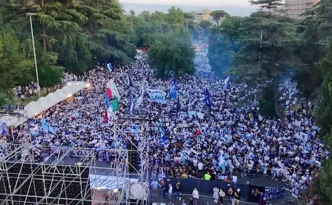 拉齐奥恐迎2.5万球迷逼宫地震，洛蒂托球衣发布会与抗议大撞期，舆论引爆内乱