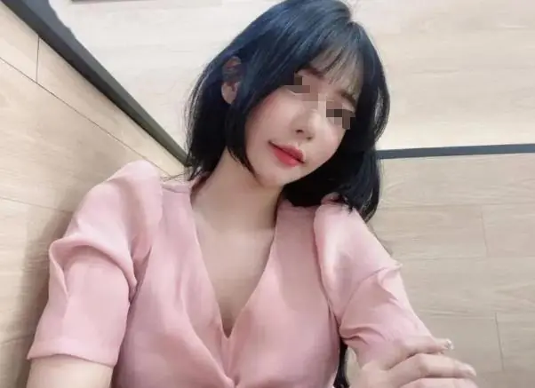 女主播下播忘记关摄像头，男运营直接上嘴亲，榜一大哥天塌了