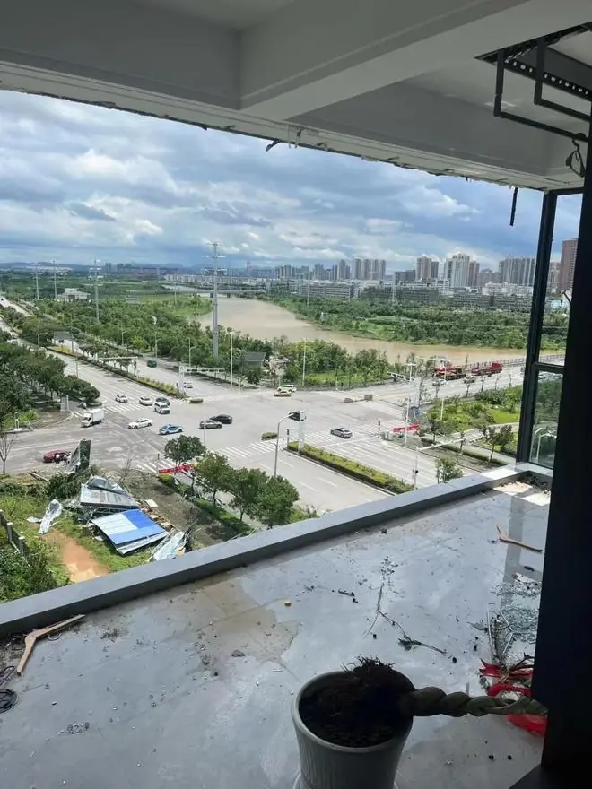 人被卷起，家被吹空：龙卷风横扫黄冈的20分钟