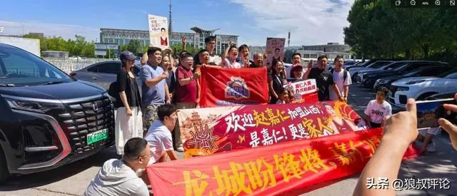 广厦拆家“第一签”：赵嘉仁抵达太原 山西男篮球迷热情接机