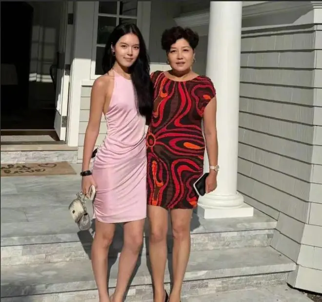 哈文现状：在美国守着丈夫坟墓，女儿又高又漂亮，感慨美国真热闹