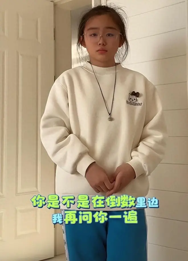 “这么漂亮的女儿，被你弄成全班笑柄”，母亲卧室视频，充满无奈