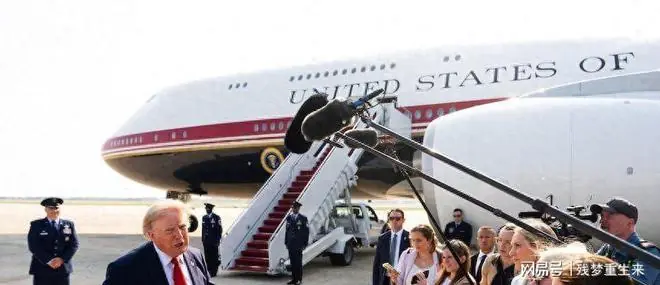 特朗普首次乘坐新的“空军一号”,飞机内部照片曝光