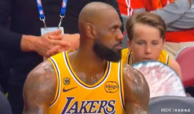 疯了，又一巨星被裁，轰动整个NBA......