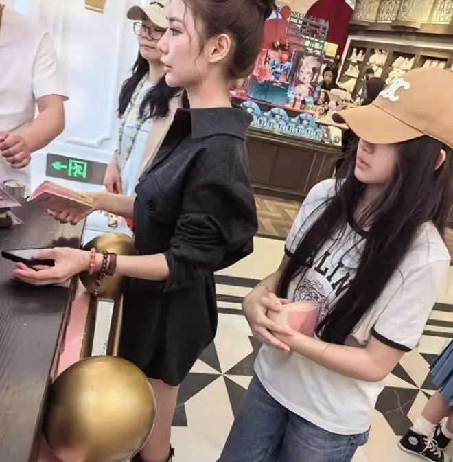 汪希玥被宠成京圈公主，爷爷罕见露面送宠物，被富养的她变化太大