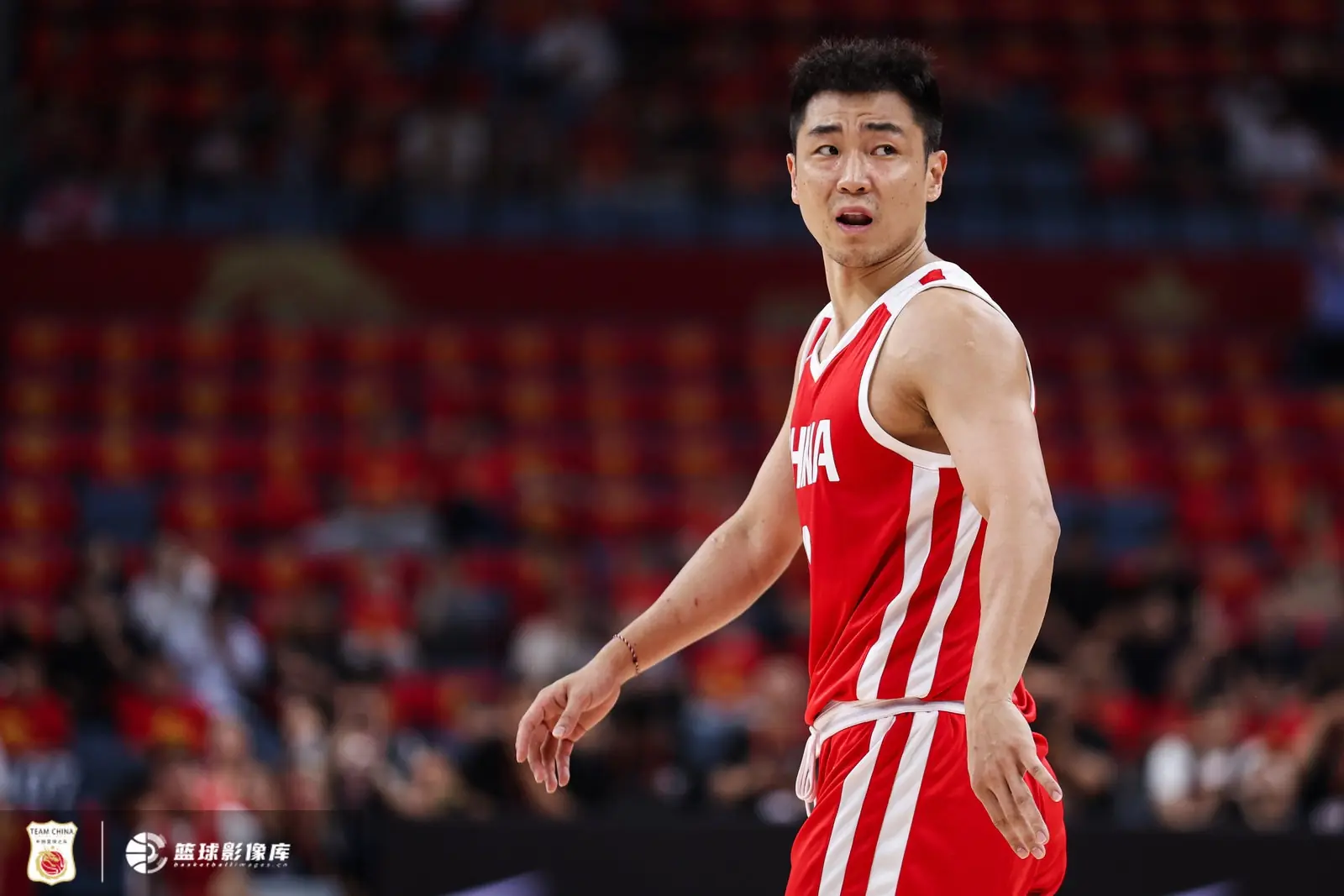 解说：高诗岩在FIBA更像是小个朱俊龙 而非真正能大量持球的后卫