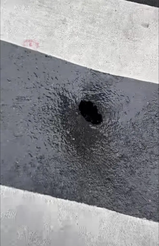 深圳一小学附近路面出现洞口，目击者称“底下空了”，当地多部门：已到达现场处理