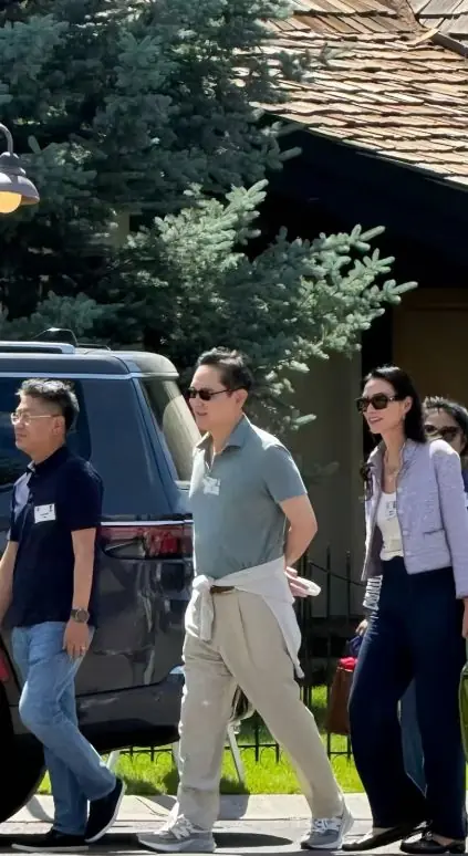 李在镕与邓文迪罕同框,白色外套系在腰上还双手背后,松弛感满满